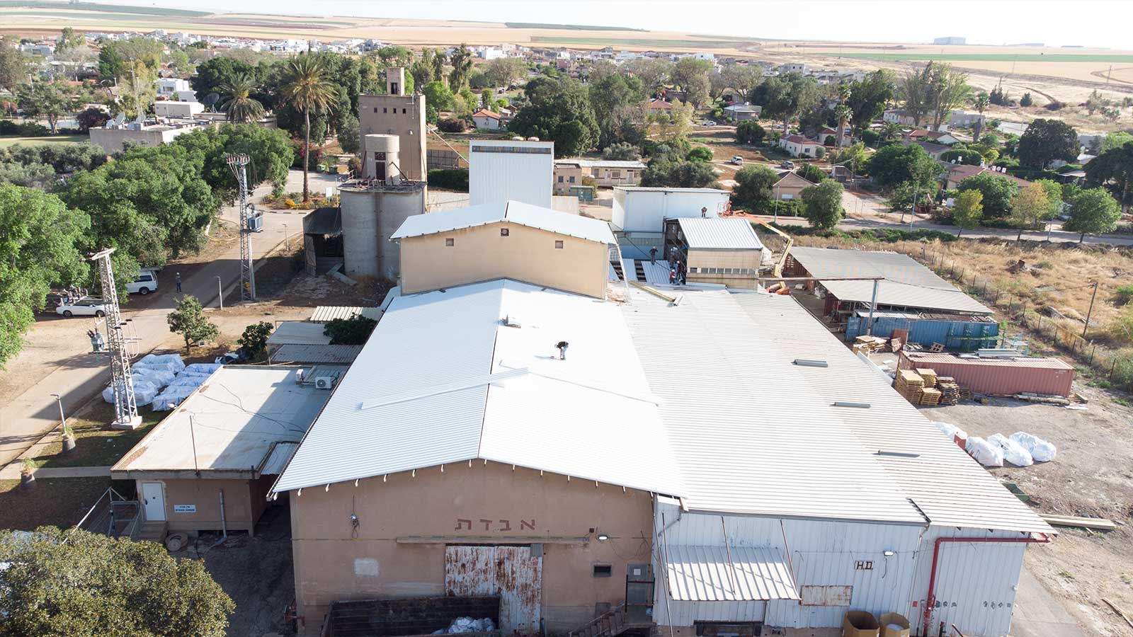 קיבוץ שדה נחום מפעל אבדת החלפת גגות אסבסט לפאנל מבודד 1500 מר