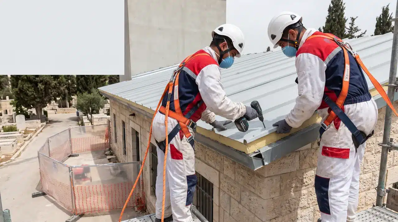 דרישות בטיחות ורגולציה בהחלפת גג בבית עלמין — גידור ועבודה בגובה